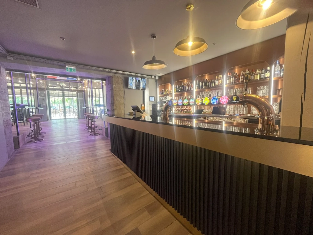Bienvenue au Roi Lyon : le nouveau bar sportif qui fait vibrer les quais de Saône