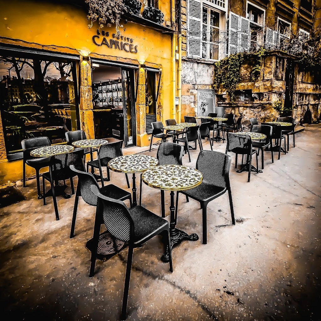 Les Petits Caprices : tapas, cocktails et esprit festif sur les quais de Saône