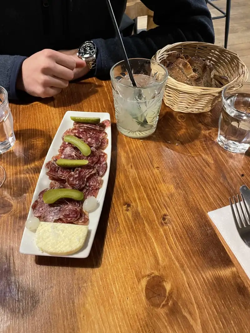 Dégustation de vin et plats savoureux chez Les Bons Vivants Lyon Dégustation de vin et plats savoureux chez Les Bons Vivants Lyon
