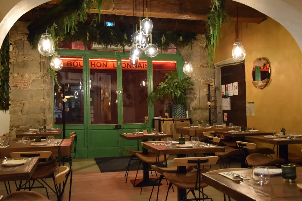 Salle végétalisée et ambiance chaleureuse chez Canopée Salle végétalisée et ambiance chaleureuse chez Canopée