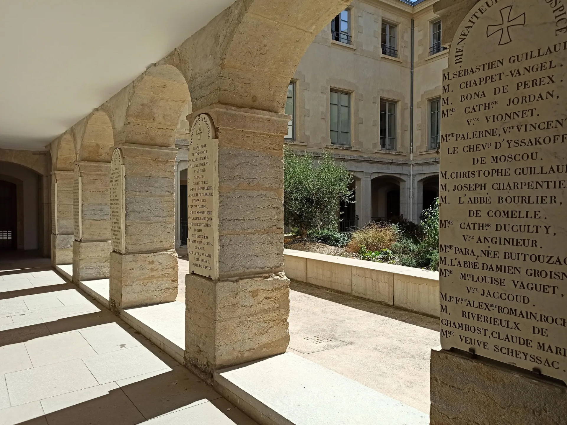 Cloitre-1.jpg Cloitre-1.jpg