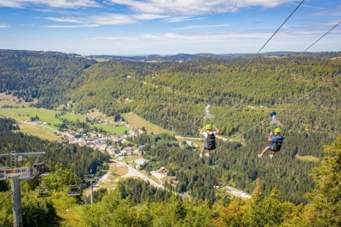 Une Aventure Exaltante au Cœur de la Nature : La Tyrolienne Géante des Monts du Lyonnais